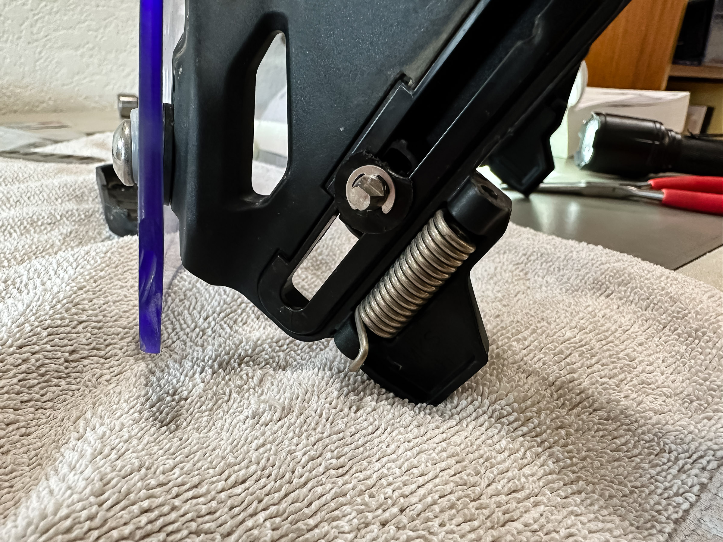 Shows the c-clip slider, and the lever spring.