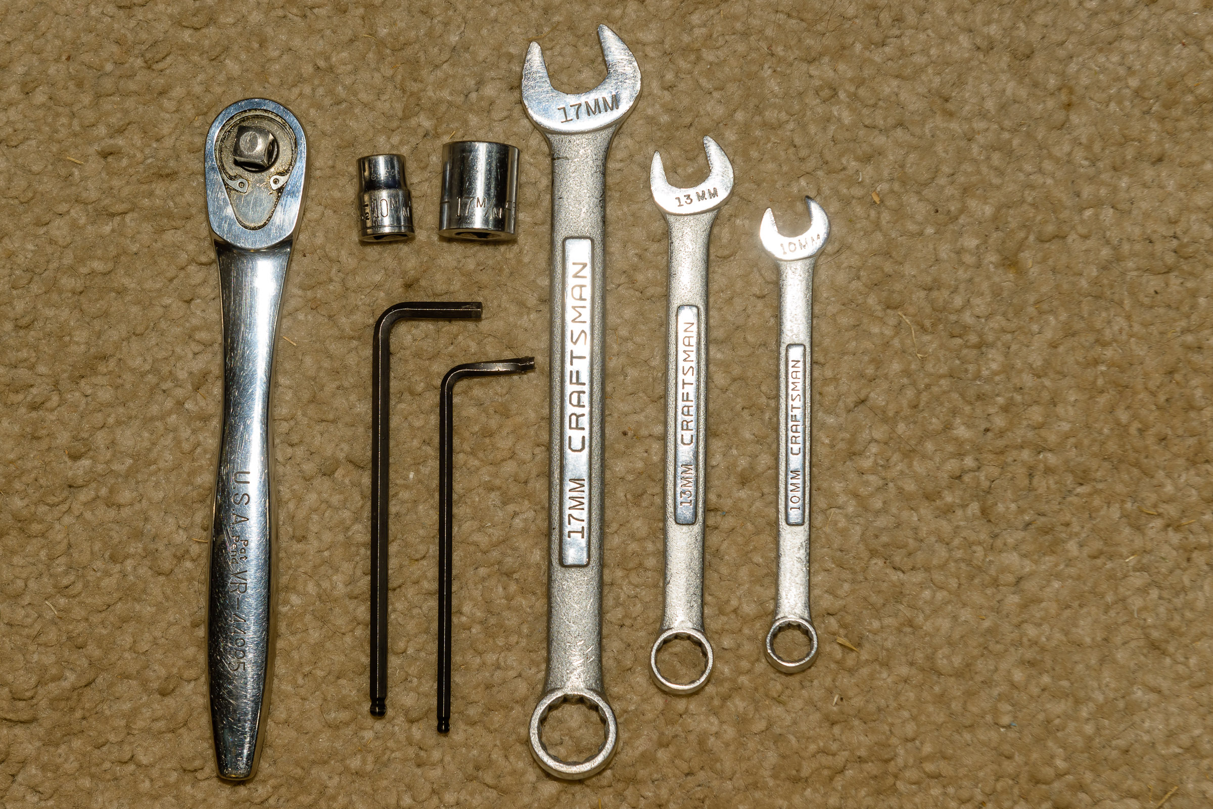 4 and 5mm hex, 10 and 17mm sockets, 17, 13 and 10mm combination wrenches