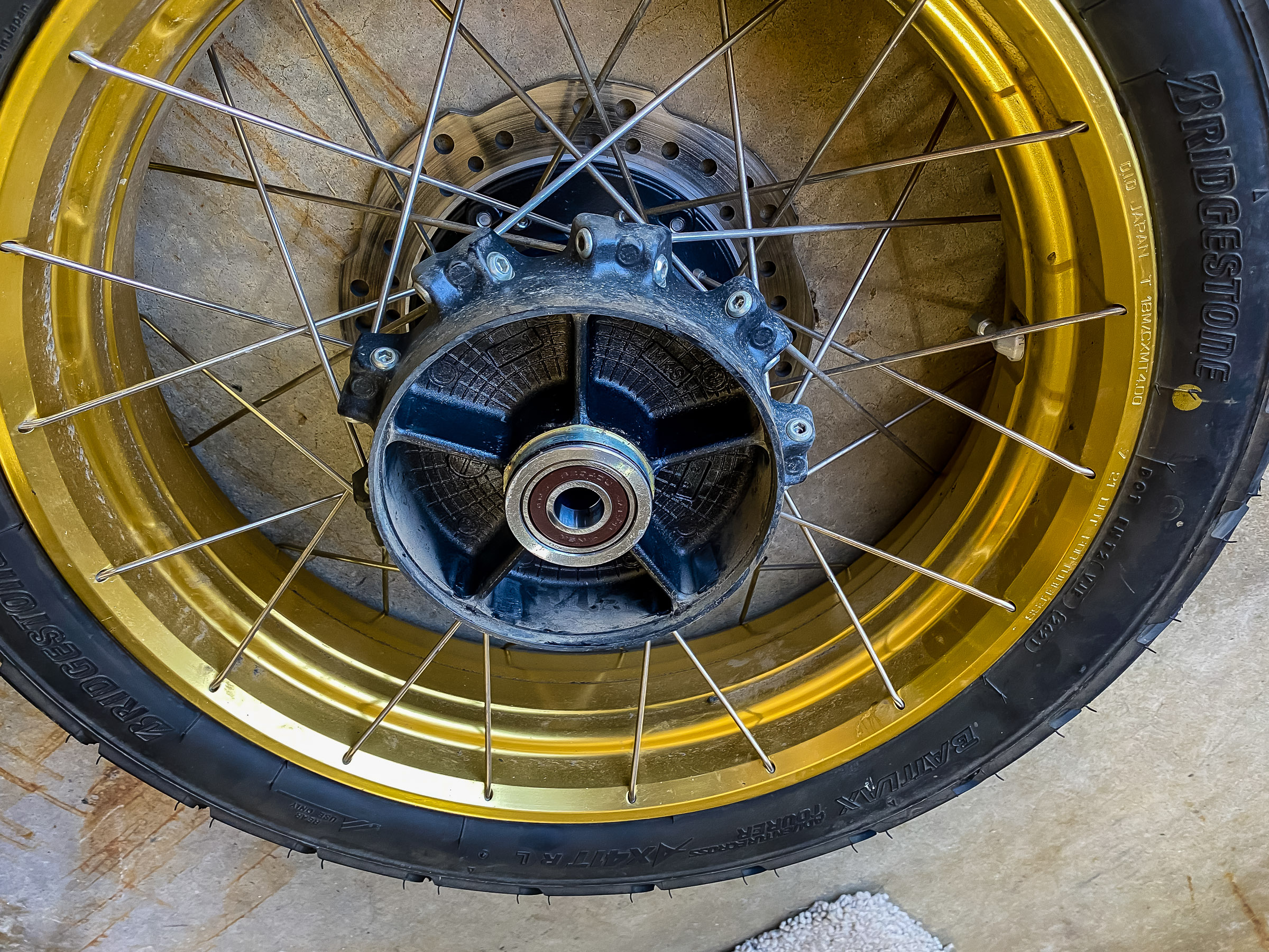 Remove  the damper rubbers from the flange. The driven flange attached to the spokes. The wheel is now  ready to go to the tire shop.