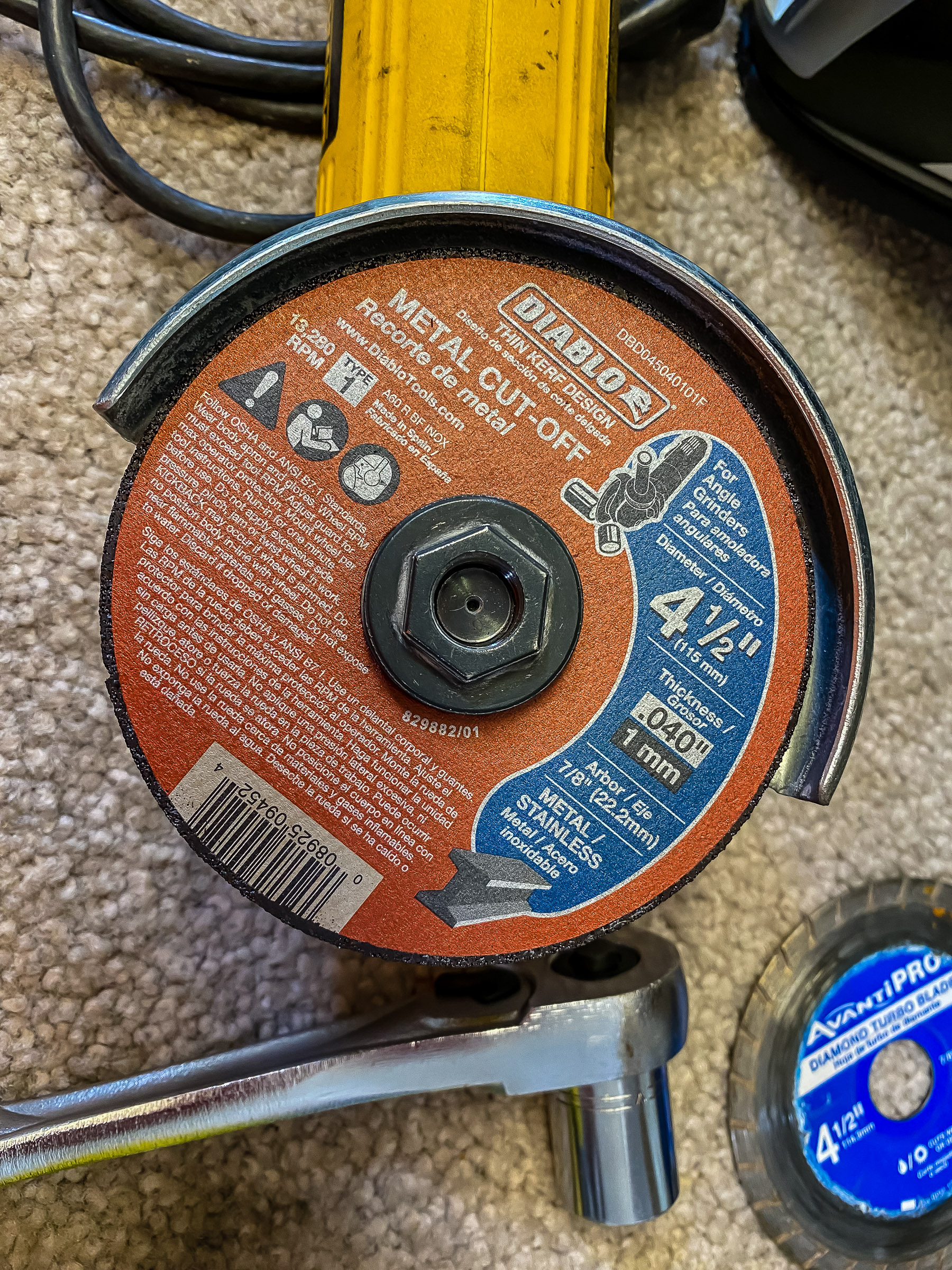 I'm using a 4-1/2" x 1mm (thin) metal cut-off wheel on a Dewalt grinder.